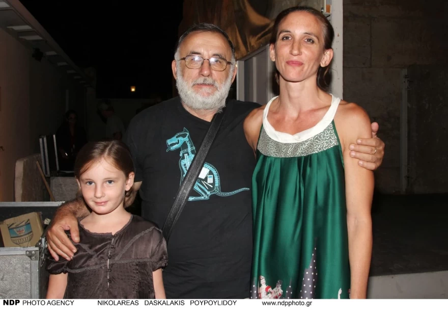 Ο Θάνος Μικρούτσικος με την κόρη του Σεσίλ και την εγγονή του