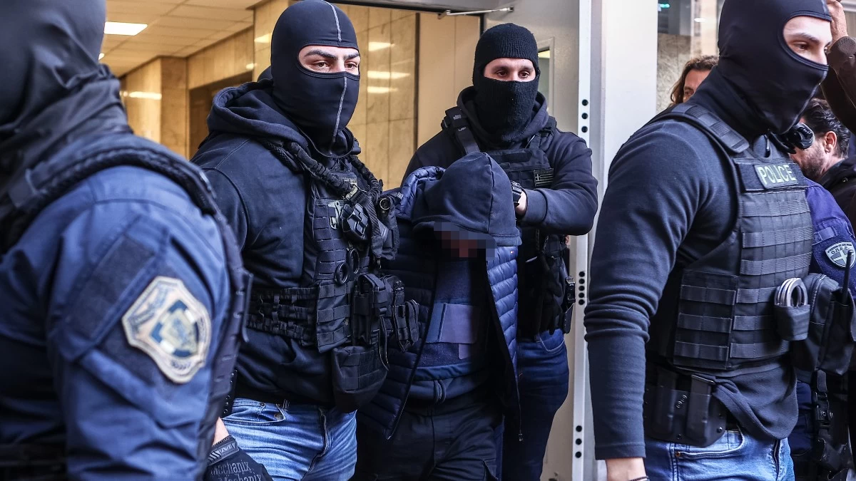 Επεισόδια στου Ρέντη:  Σε αιμοκάθαρση υποβλήθηκε ο αστυνομικός, δεν λειτουργούν ζωτικά όργανα
