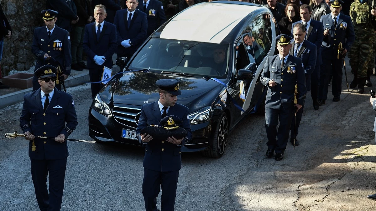 Επισμηναγός Επαμεινώνδας Κωστέας: Σκηνές θρήνου στην κηδεία του 40χρονου - Με την ελληνική σημαία τυλιγμένο το φέρετρό του