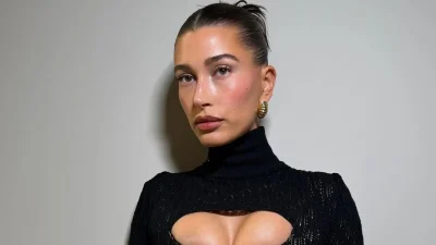 Black Onyx Nails: Η Hailey Bieber επίλεξε την πιο edgy απόχρωση για το μανικιούρ της & έστρεψε όλα τα βλέμματα πάνω της!