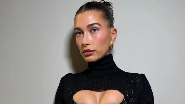 Black Onyx Nails: Η Hailey Bieber επίλεξε την πιο edgy απόχρωση για το μανικιούρ της & έστρεψε όλα τα βλέμματα πάνω της!