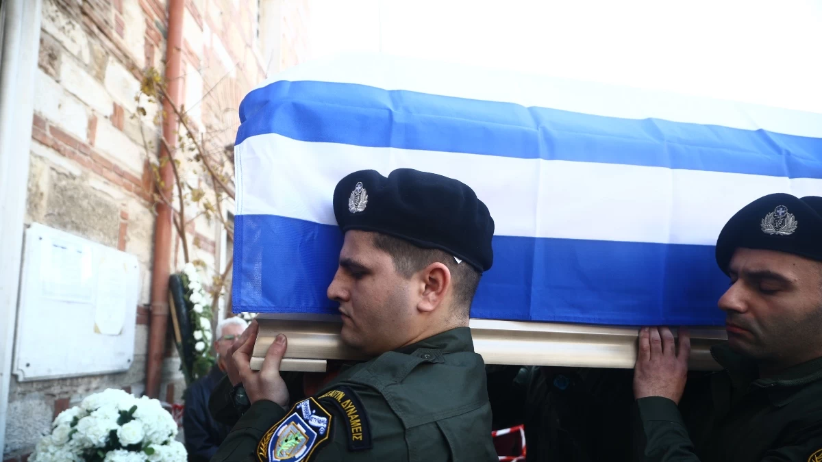 Κηδεία 31χρονου αστυνομικού: Οδύνη στο τελευταίο αντίο του Γιώργου Λυγγερίδη - Σκηνές αρχαίας τραγωδίας