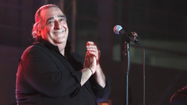 Βασίλης Καρράς: Η στιγμή, που "λύγισε" μπροστά στο κοινό του και ξέσπασε σε κλάματα (Βίντεο)