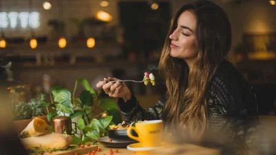 Ψάχνεις την καλύτερη πηγή βιταμίνης D για υγιές δέρμα, δυνατά μαλλιά & γερά νύχια; Σε αυτήν την τροφή θα τη βρεις
