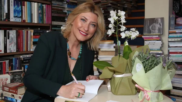 Σία Κοσιώνη: Οι πρώτες δηλώσεις για το νέο της βήμα και η αναφορά στον γιο της: «Με μεγάλη χαρά να ακολουθήσει τα βήματά μου»