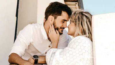 Είσαι σε σχέση με νεότερο άνδρα και ανησυχείς για το μέλλον της; Δες τι λέει για τη διαφορά ηλικίας ο ειδικός!
