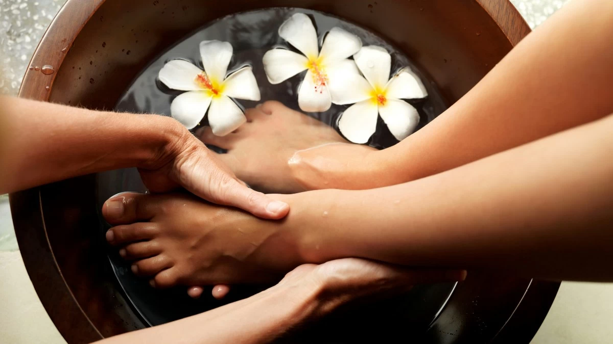 Foot detox: Mάθε περισσότερα για τη νέα τάση που αποτοξινώνει τα πόδια & κάνει ήδη θραύση στο TikTok!