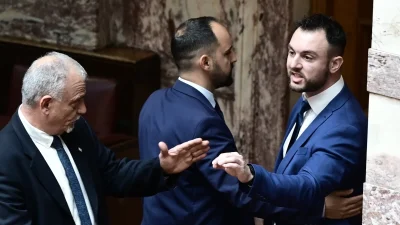 Θερμό επεισόδιο στη Βουλή: Πιάστηκαν στα χέρια ο πρώην βουλευτής Φλώρος και ο Γραμμένος (Φωτογραφίες)