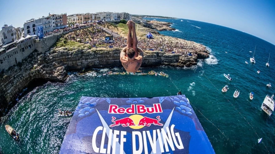 Red Bull Cliff Divin - Το πιο θεαματικό event