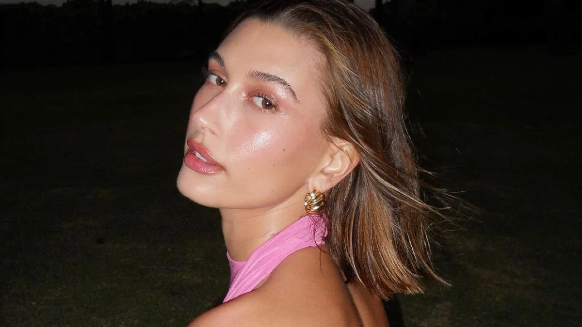Hailey Bieber: Σε αυτό το προϊόν «ορκίζεται» για μια ηλιοκαμένη επιδερμίδα!