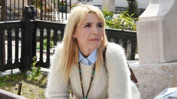 Ρένα Κουβελιώτη: «Με κολάρο ή μη...» - Το πρώτο μήνυμα μετά την άγρια επίθεση