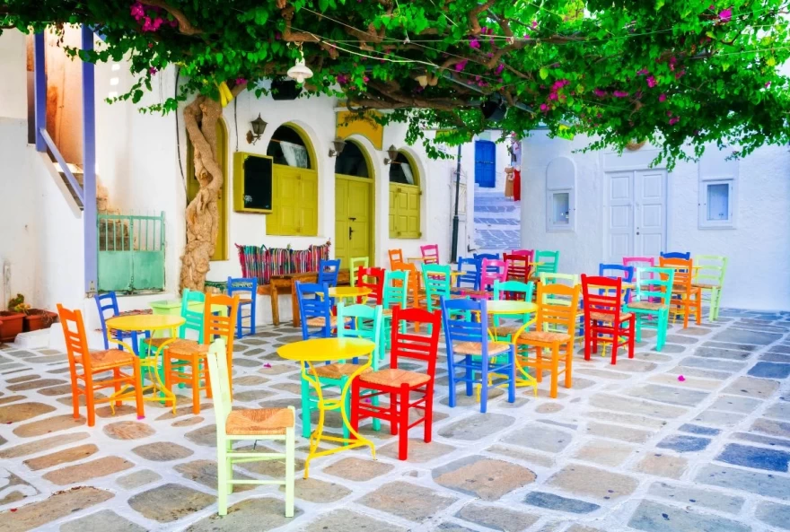 Παραδοσιακές ελληνικές ταβέρνες στα σοκάκια της Ίου