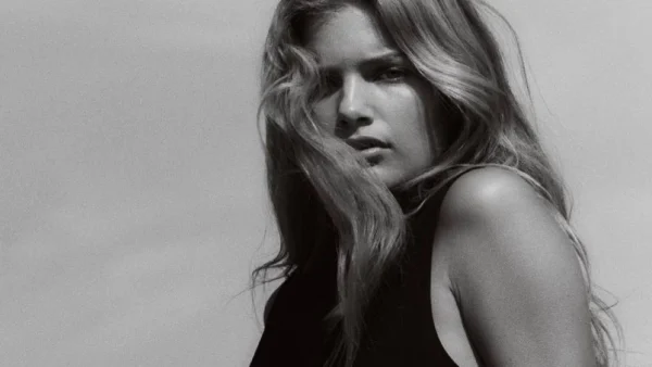 Zara εκπτώσεις: 5 μαύρα φορέματα με 7,99 ευρώ που θα φοράς το βράδυ στο νησί
