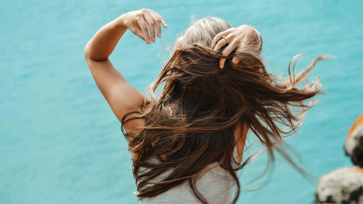 Summer hair: 5 tips για να παραμείνουν τα μαλλιά υγιή το καλοκαίρι