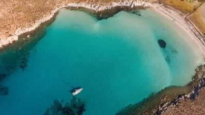 Τα νερά του θυμίζουν Μαλδίβες: Το μικρό μυστικό νησάκι κοντά στη Μύκονο που λίγοι γνωρίζουν