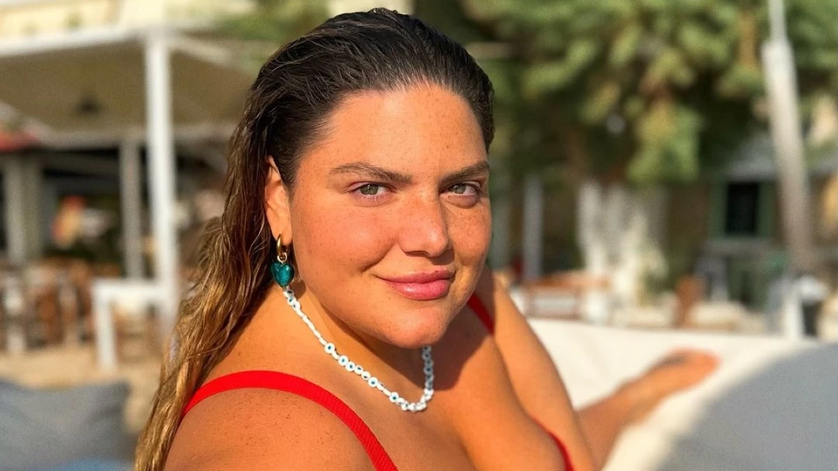 Δανάη Μπάρκα: Χωρίς ίχνος μακιγιάζ στη Σέριφο - Το μήνυμα της παρουσιάστριας
