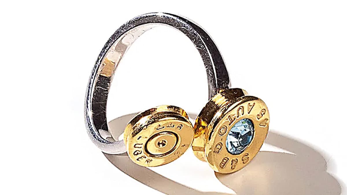 Δαχτυλίδι από ασήμι 925°, με κάλυκες 45 και swarovski και κάλυκα 38, Οpen Case, €78, opencase.gr,