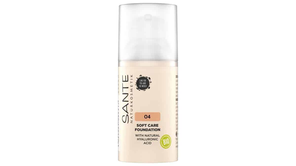 Υγρό makeup για απαλή & λαμπερή επιδερμίδα, Soft Care Foundation with natural hyaluronic acid No 04, Sante Naturkosmetik, €19,95 (bioleon.gr)