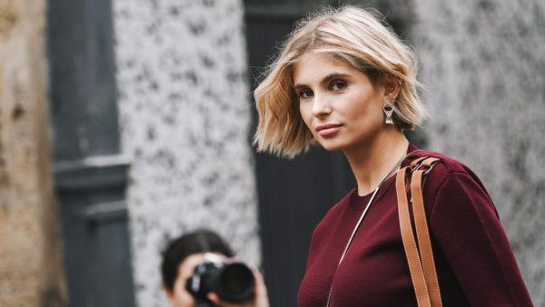 γυναίκα με μπορντό πουλόβερ στο street style