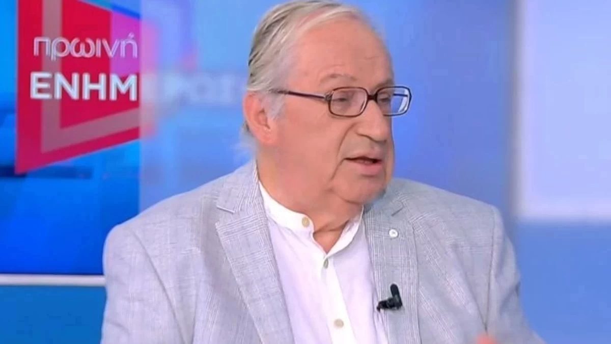 Ο Κώστας Λεφάκης με λευκό πουκάμισο και γκρι σακάκι