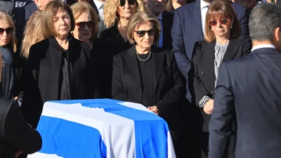 Κώστας Σημίτης: Η σύζυγός του τα αφήνει όλα... - Κίνηση γεμάτη συμβολισμούς