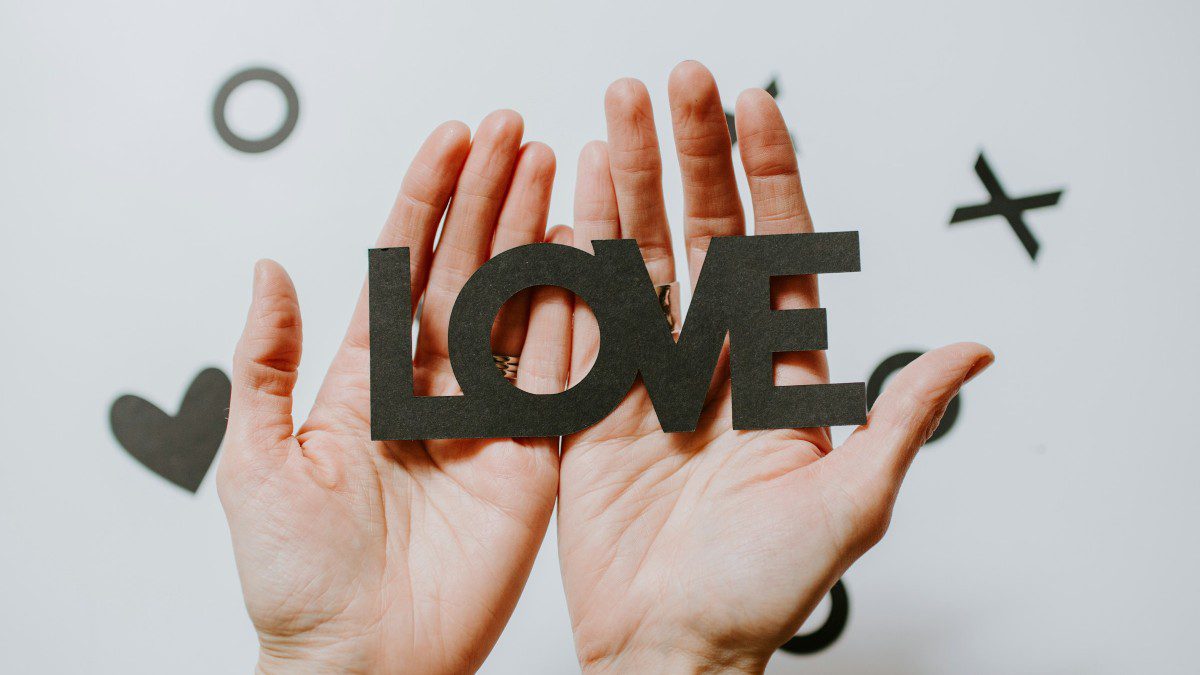 Παλάμη που κρατά στο χέρι της την λέξη love