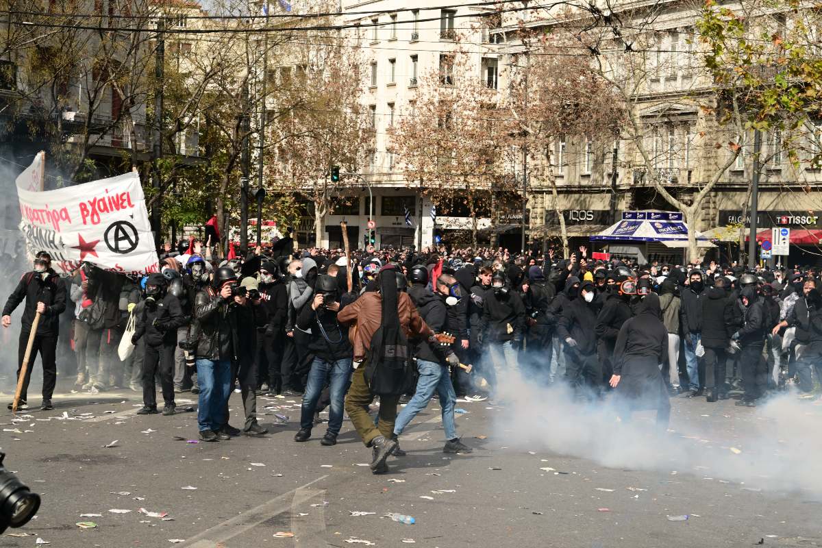 Τέμπη: Κουκουλοφόροι επιτίθενται λυσσαλέα σε διαδηλωτή στο Σύνταγμα - Η στιγμή που τον γρονθοκοπούν