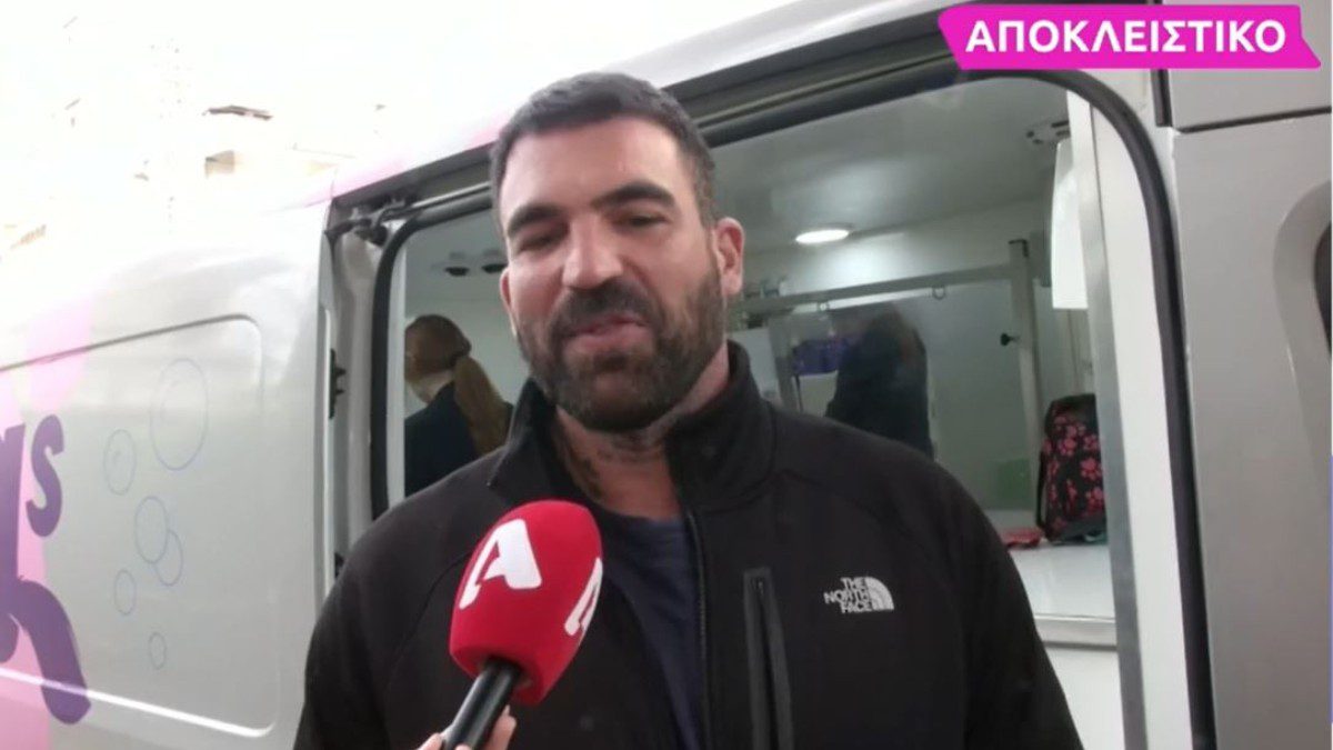 Ο Δημήτρης Αλεξάνδρου στην κάμερα της εκπομπής Super Κατερίνα