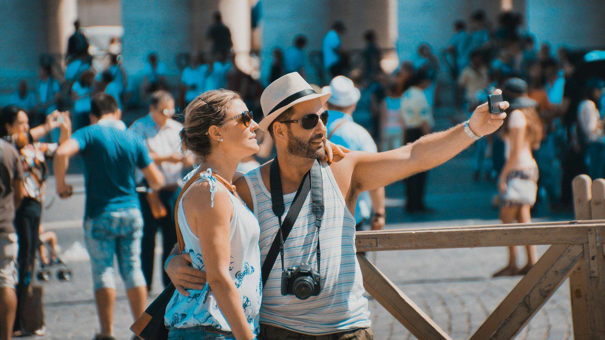 Τουρίστες βγάζουν selfie