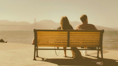 Ένα ζευγάρι που κάθεται απόμακρο σε παγκάκι
