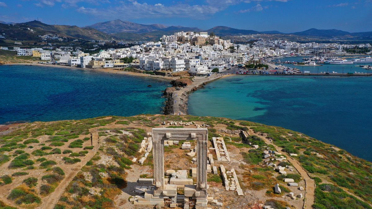 Η Πορτάρα με φόντο τη χώρα τη Νάξου