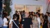 «Όλα κερασμένα από τον Μάκη που κέρδισε το Eurojackpot» - Τι έγινε το περασμένο Σάββατο σε τρία καταστήματα στην πλατεία Καρύτση και την πλατεία Μαβίλη (vid)