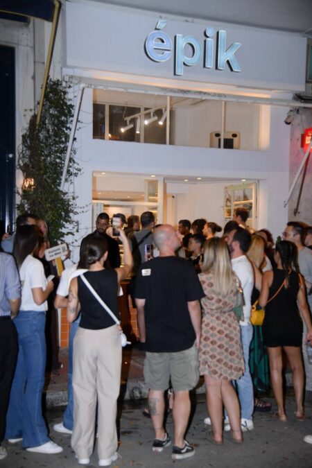 «Όλα κερασμένα από τον Μάκη που κέρδισε το Eurojackpot» - Τι έγινε το περασμένο Σάββατο σε τρία καταστήματα στην πλατεία Καρύτση και την πλατεία Μαβίλη (vid)