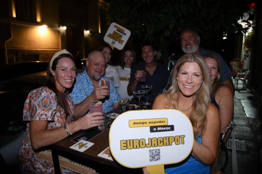 «Όλα κερασμένα από τον Μάκη που κέρδισε το Eurojackpot» - Τι έγινε το περασμένο Σάββατο σε τρία καταστήματα στην πλατεία Καρύτση και την πλατεία Μαβίλη (vid)