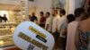 «Όλα κερασμένα από τον Μάκη που κέρδισε το Eurojackpot» - Τι έγινε το περασμένο Σάββατο σε τρία καταστήματα στην πλατεία Καρύτση και την πλατεία Μαβίλη (vid)