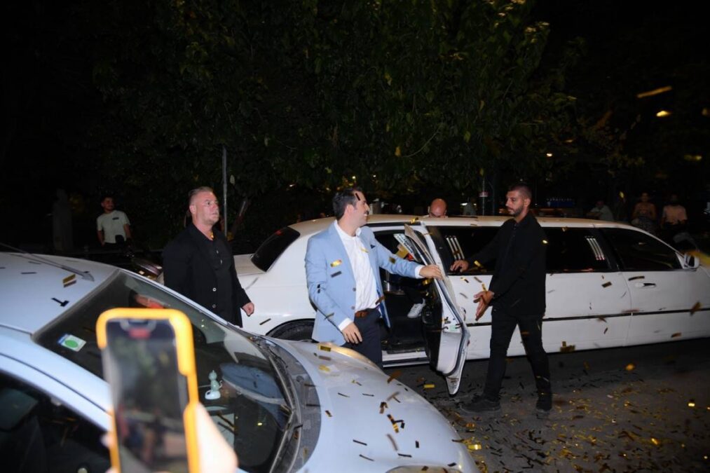 «Όλα κερασμένα από τον Μάκη που κέρδισε το Eurojackpot» - Τι έγινε το περασμένο Σάββατο σε τρία καταστήματα στην πλατεία Καρύτση και την πλατεία Μαβίλη (vid)