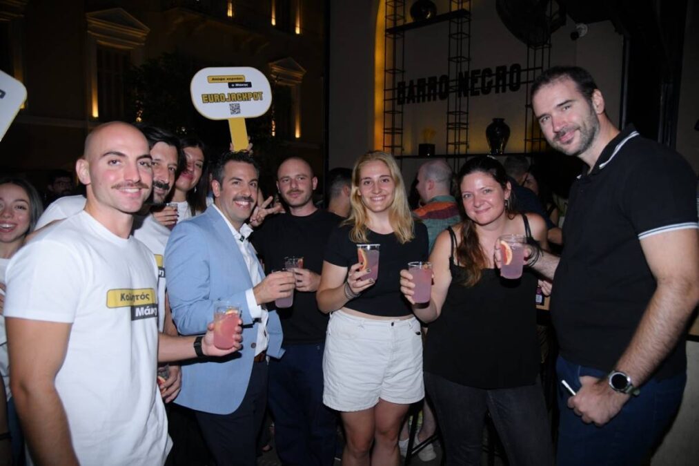 «Όλα κερασμένα από τον Μάκη που κέρδισε το Eurojackpot» - Τι έγινε το περασμένο Σάββατο σε τρία καταστήματα στην πλατεία Καρύτση και την πλατεία Μαβίλη (vid)