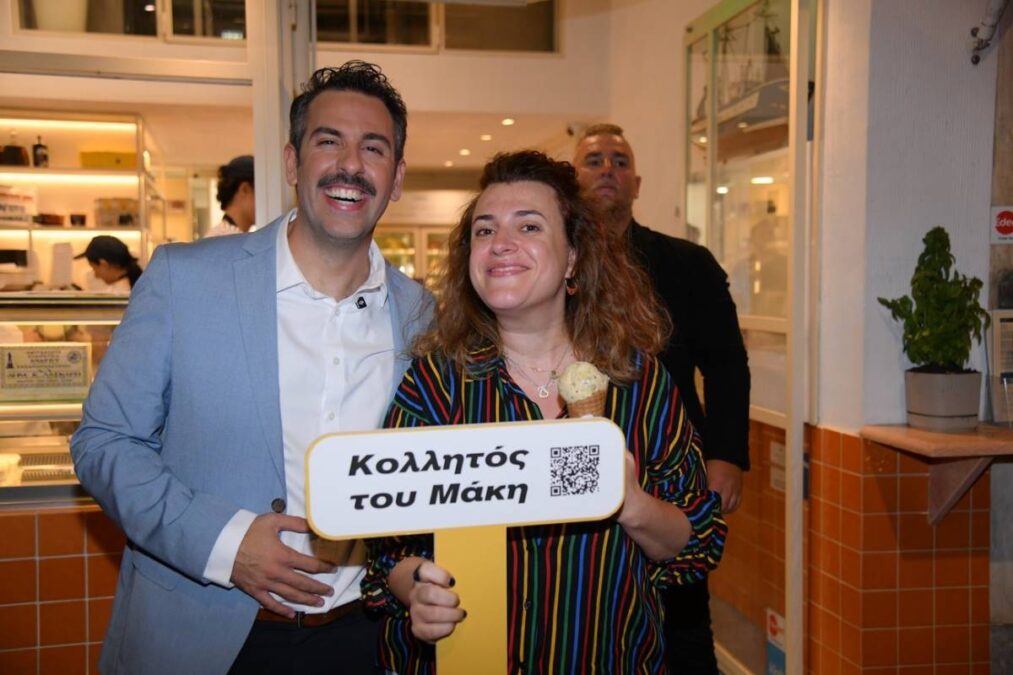 «Όλα κερασμένα από τον Μάκη που κέρδισε το Eurojackpot» - Τι έγινε το περασμένο Σάββατο σε τρία καταστήματα στην πλατεία Καρύτση και την πλατεία Μαβίλη (vid)